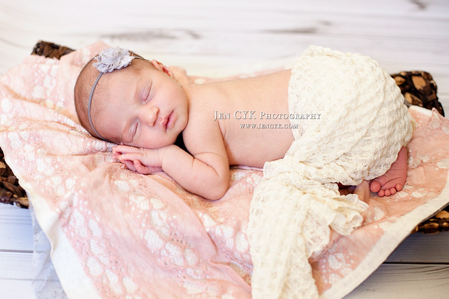 Amazing Newborn Poses (3)